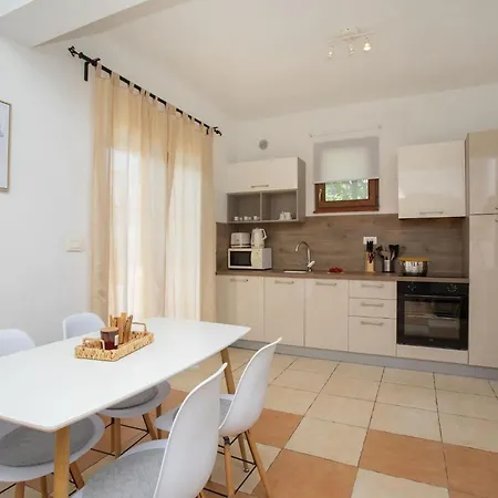 Дом отдыха Deborah With Private Pool